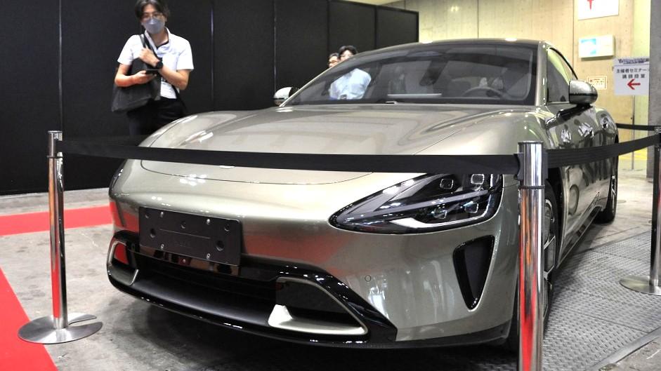 前回実車展示したシャオミ「ＳＵ７」を今回は分解して展示する