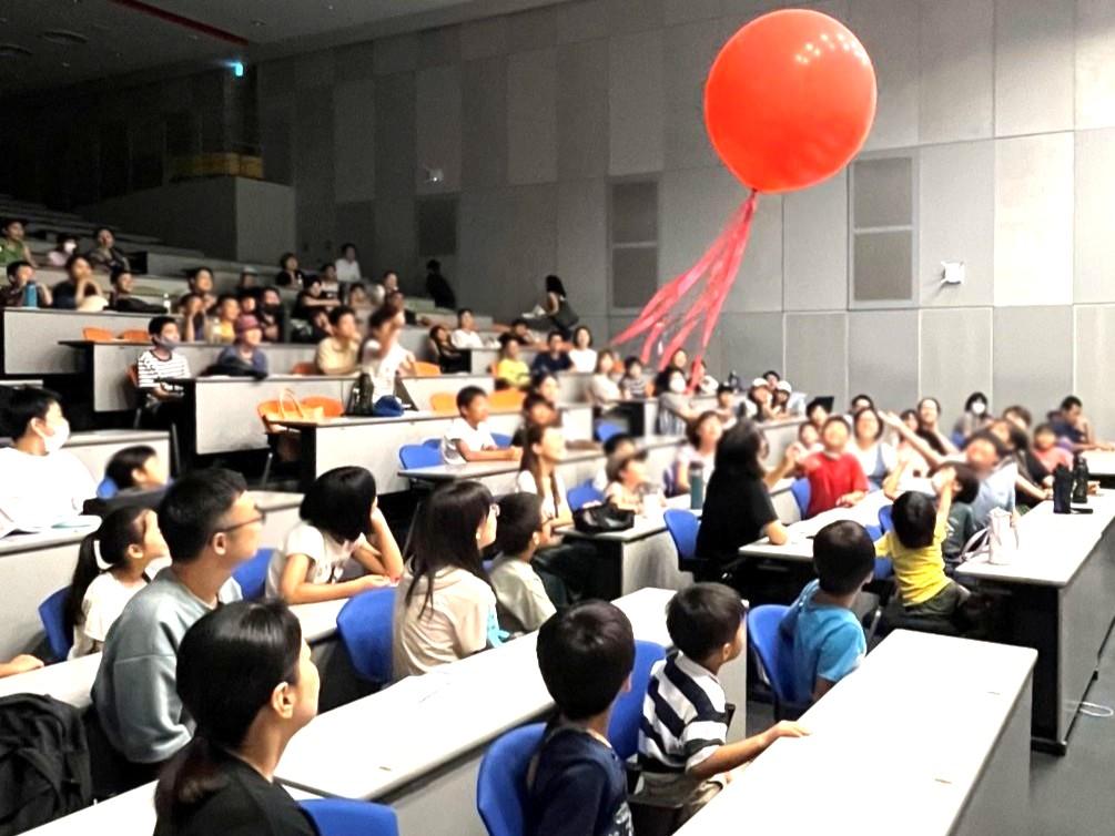 小中高生向けのイベント「ＫＡＩＴサイエンスサマー」は、教員や学生がサイエンスショーやモノづくり工作体験、展示などを通じて科学の魅力や楽しさを伝える