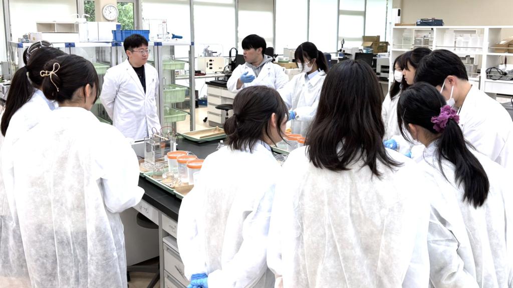 理工学部体験プログラムに参加した高校生はチタンの色の変化など実験を楽しんでいた