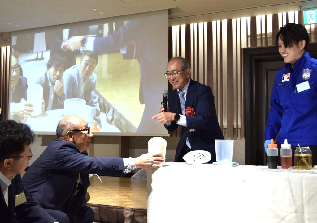 ウレタンの発泡・硬化をデモンストレーションで分かりやすく紹介した