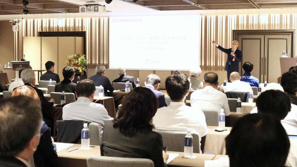 特別講演会には約８０人が参加した