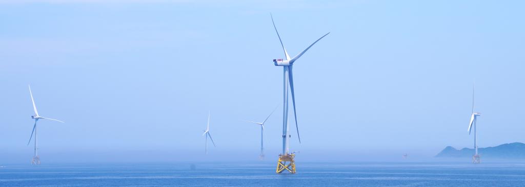 ひびきウインドエナジーが２５年度の稼働に向けて北九州市響灘で建設中の風力発電設備。全２５基が稼働すれば国内最大の出力２２万キロワットとなる
