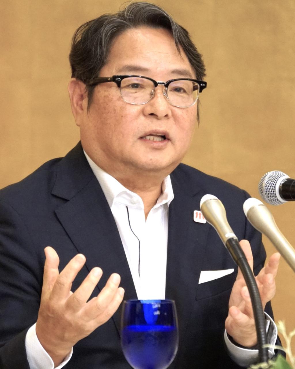 九州経済連合会の池辺和弘会長は就任会見で「九州をもっと元気にしたい」と意気込みを見せた（福岡市中央区）