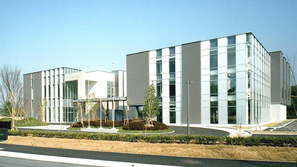 三次元半導体研究センター㊧と社会システム実証センター