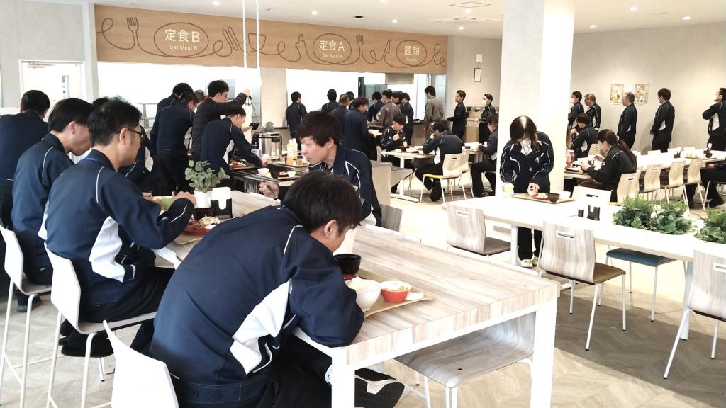 昼休みに活気あふれるニシハツの社員食堂