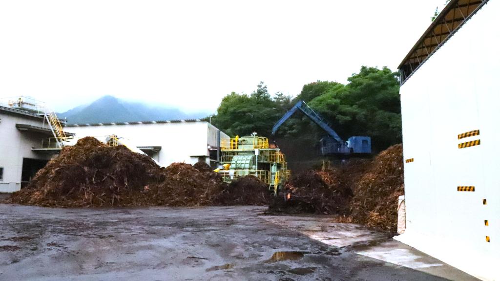 清本鉄工では、木質ペレットの原料となる樹皮（パーク）を宮崎県内、隣県から集め、処理・加工している（宮崎県門川町）