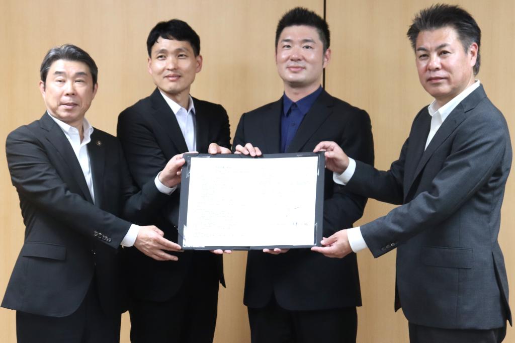 ダルマエレクトロニクスは玉名市と立地協定を締結。パク・チャンギュ社長（右から２人目）は熊本の半導体産業の隆盛に商機を見いだす