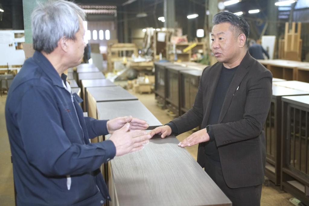 浅川木工は新たな経営体制で産地の振興にも寄与する構えだ（東郷社長＝右）