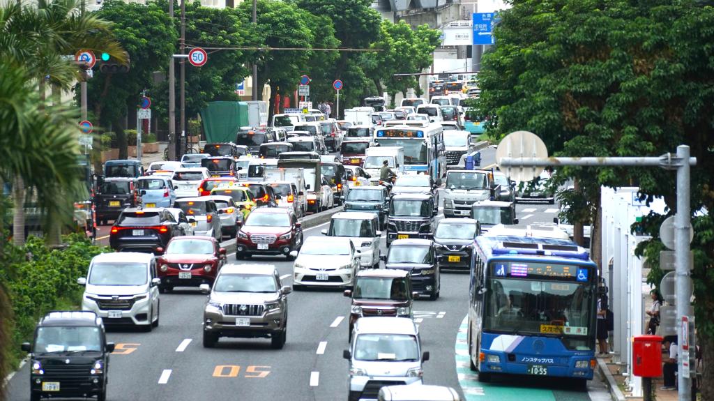 沖縄の経済や産業の成長において渋滞対策は必須だ（那覇市）