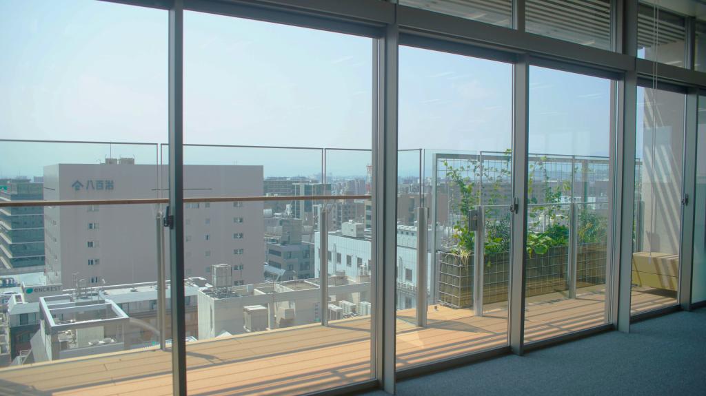 中央日土地博多駅前ビルは、ユニークな建築構造に加えて全室にバルコニーを設けて差別化を図る