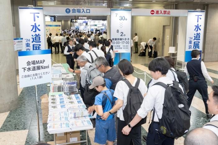 最先端技術の発表に注目が集まり、会場を待つ来場者が列をつくった（下水道展&rsquo;２４東京）