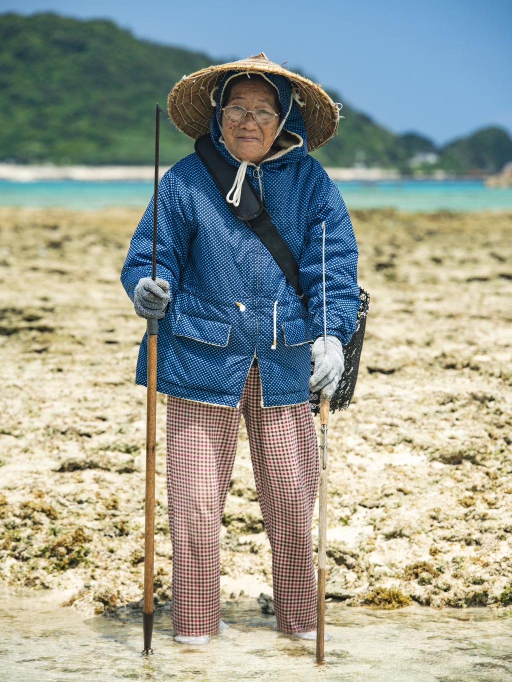 干潮の時間帯に貝やタコを捕りにきていたオバー