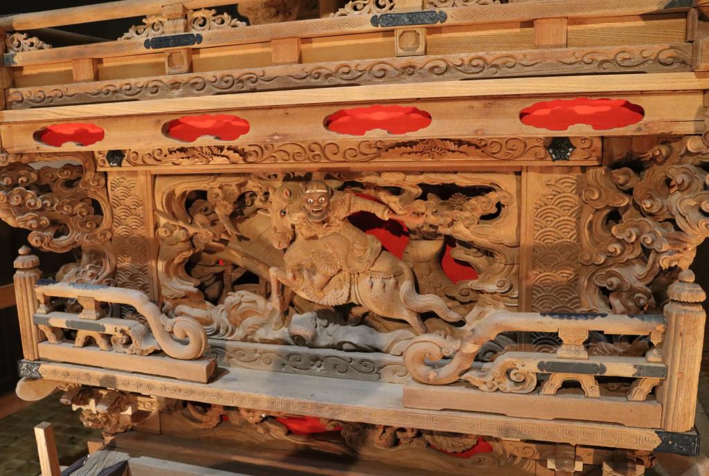 歌舞伎や人形浄瑠璃などの演目から作る「だんじり彫刻」も万博で展示