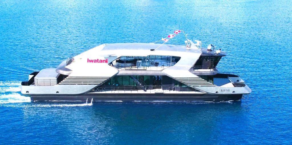 水素エネルギーを体感できる水素燃料電池船「まほろば」（岩谷産業提供）