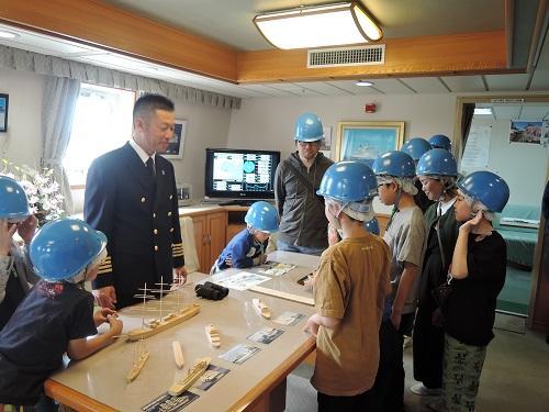 銀河丸の長谷川船長から、船の構造などについて話を聞く子どもたち