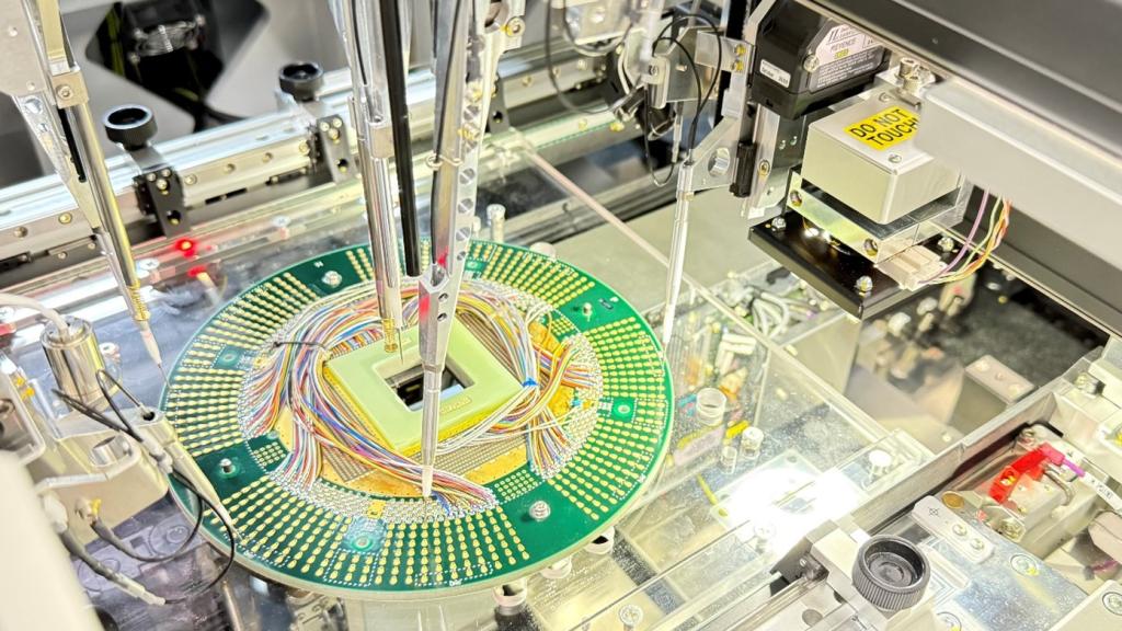 ＡＰＴー２６００ＦＤによる高精度電気検査の様子