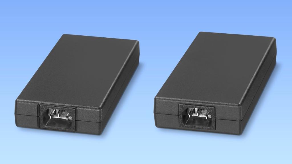 出力電力１００ワットの「ＣＸＬＡ１００Ｆ（左）」と同１５０ワットの「同１５０Ｆ（右）」