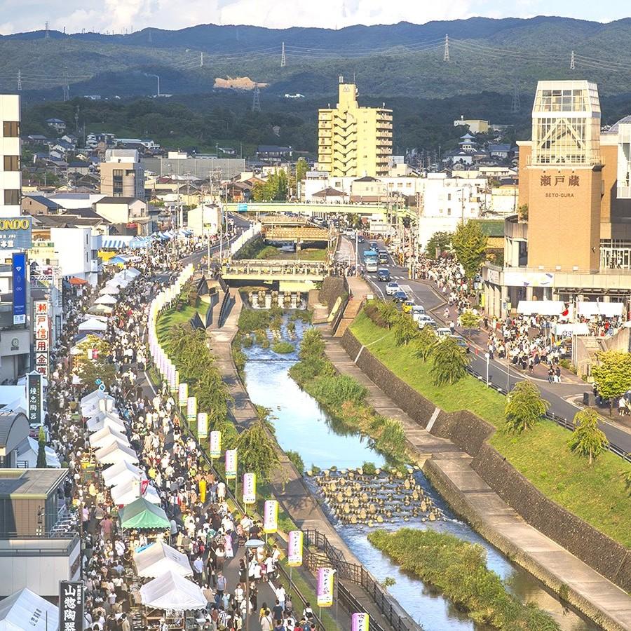 瀬戸川沿いの即売会場は観光客でにぎわう