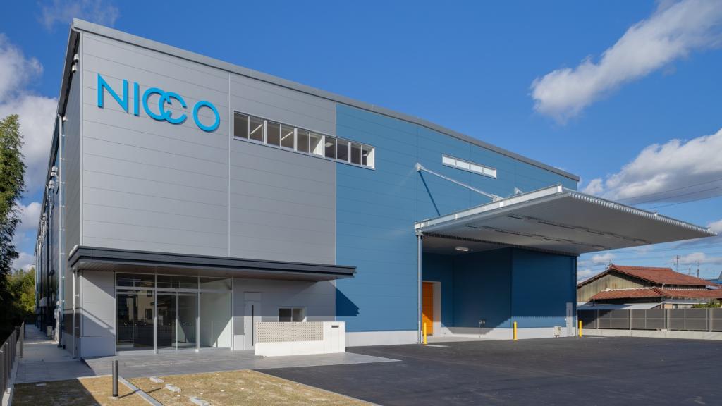 本社機能と金型部門を移し、工程を自動化する