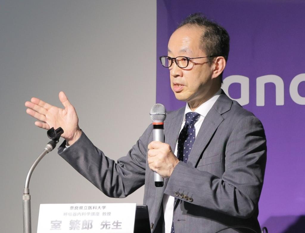 ＣＯＰＤ治療について説明する奈良県立医科大学の室繁郎教授
