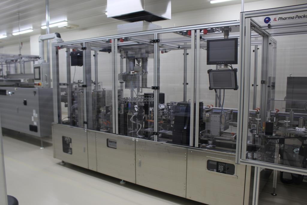 共創未来ファーマの羽田パッケージセンターはバイアル製剤の検査や包装、出荷を一貫して行う