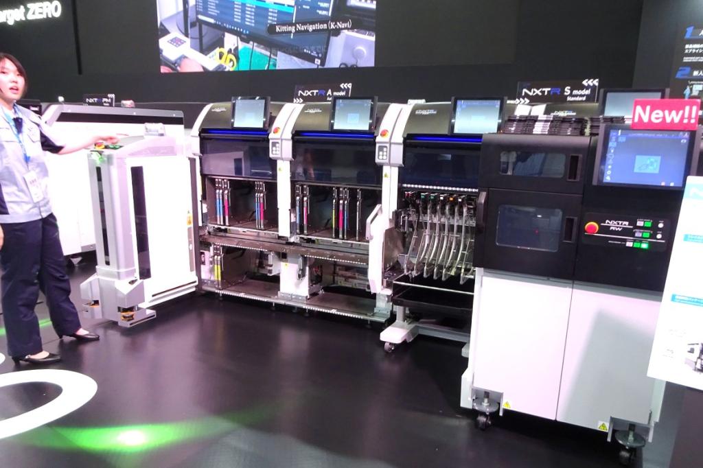 電子機器トータルソリューション展２０２５では最新のマウンターが展示された（ＦＵＪＩブース）