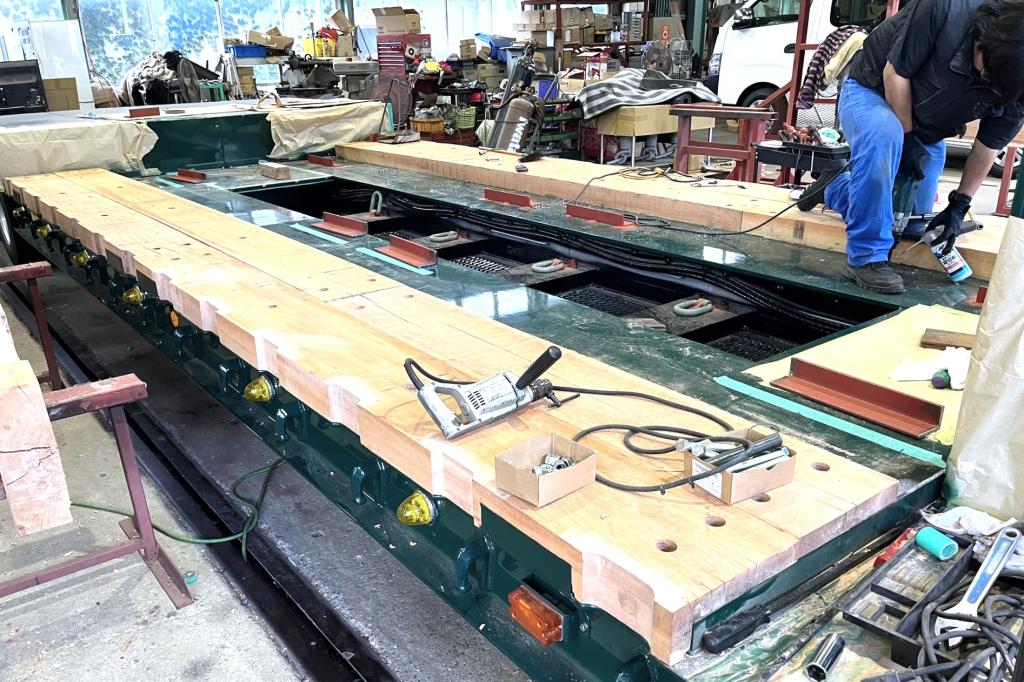 乾燥アピトン材の取り付け作業