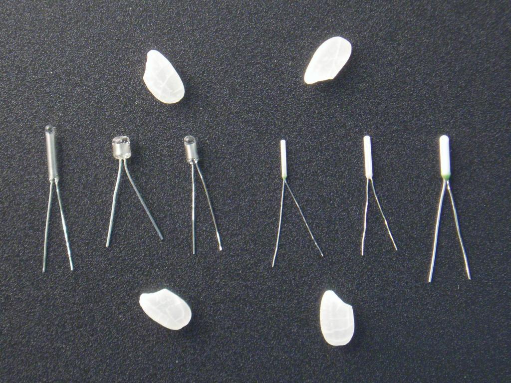 極小製品で精度の高さを発揮（米粒と比較）