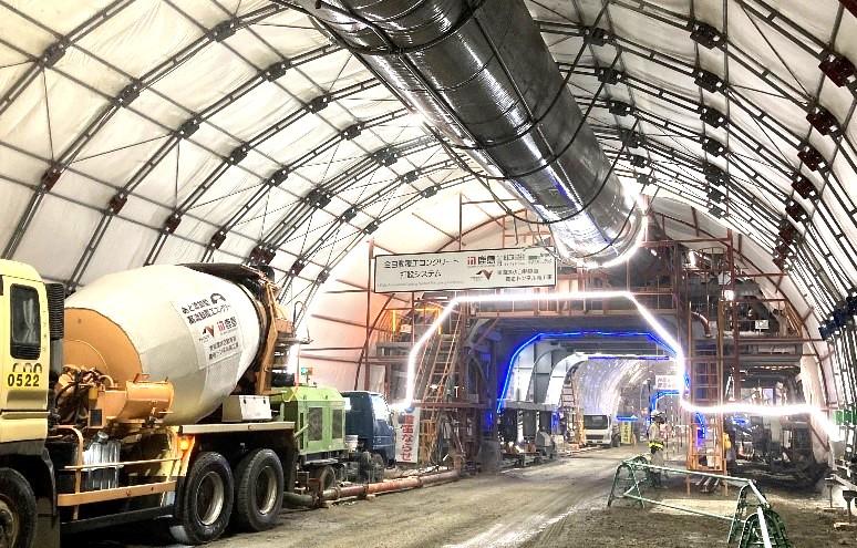 養老トンネル南工事での覆工用高流動コンクリート打設状況（鹿島）