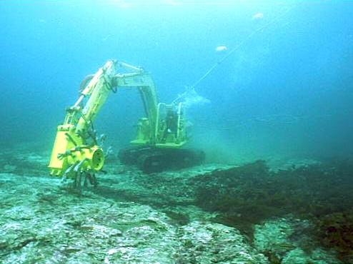 水中バックホウでの施工。岩盤を削り、マコンブ場を再生した