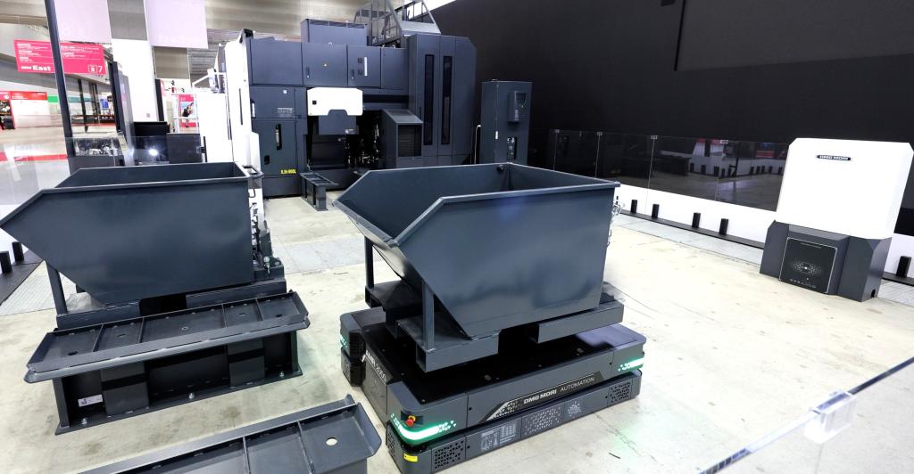 <strong>写真３</strong>　ＡＭＲ２０００によるチップバケット搬送システム