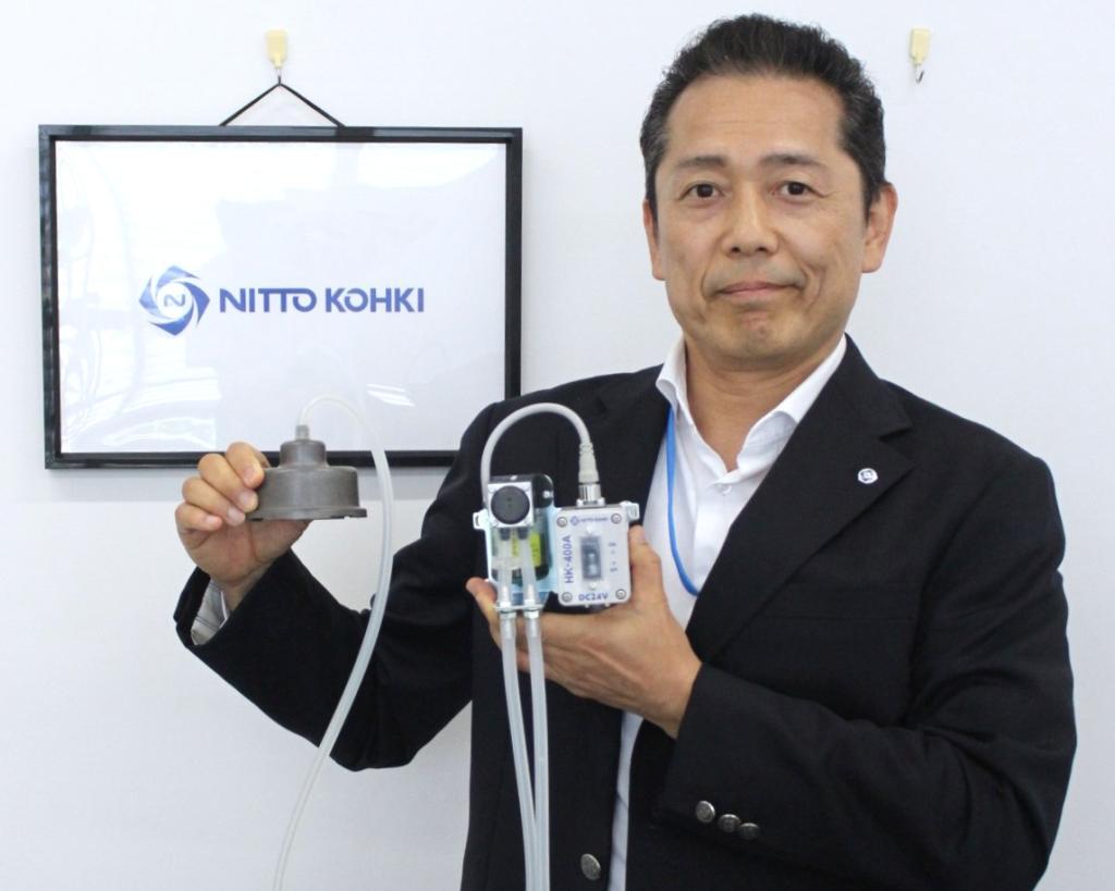 切削液回収ユニットを紹介する高橋執行役員