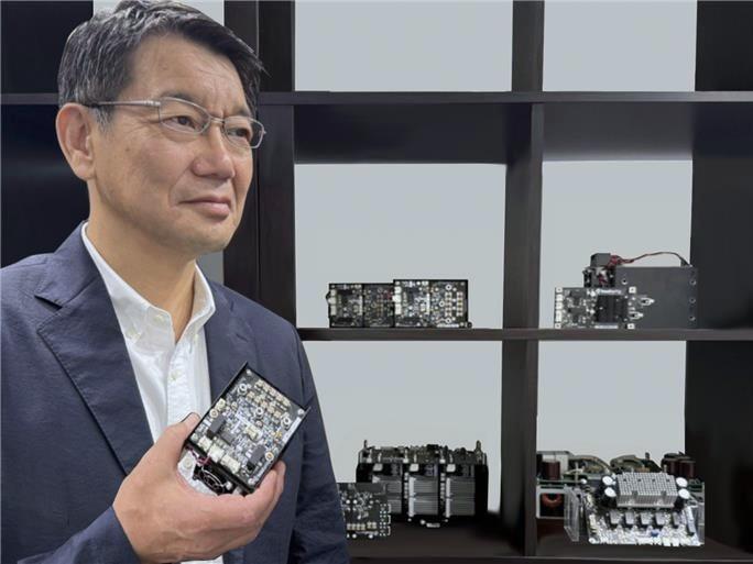 高速制御のコア技術を応用したシステムについて語る星野社長