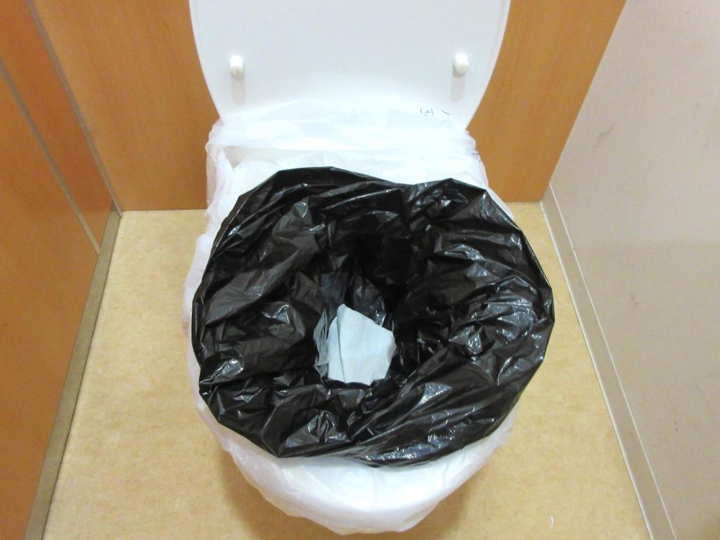 <strong>写真２</strong>　ポリマーシート入りの携帯トイレ使用例