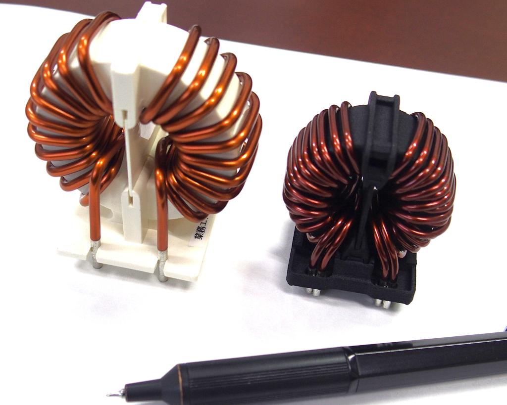 新型のアルミ線ノイズ除去コイル㊨と従来のコイル