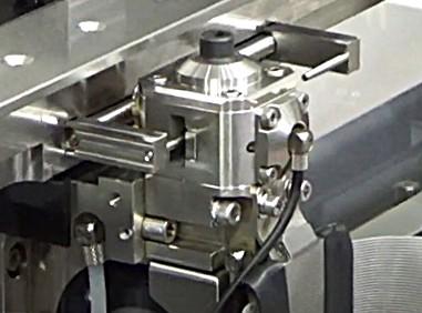 ソディックの通電コマ自動送り機能「ＡＣＰＳ」はワイヤ放電加工機の長時間にわたる連続稼働を実現する（ソディック提供）