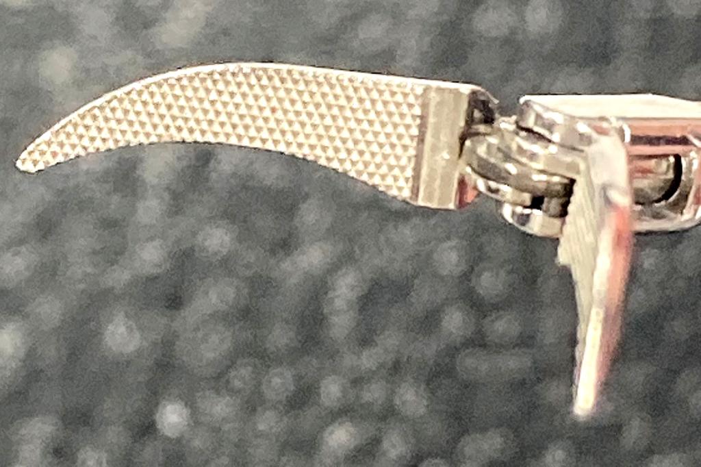 ミニチュア鉗子のローレット用金型加工を実演