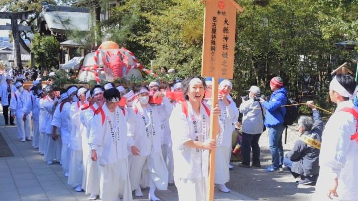 従業員らが神輿を担ぎ、大鏡餅を奉納した