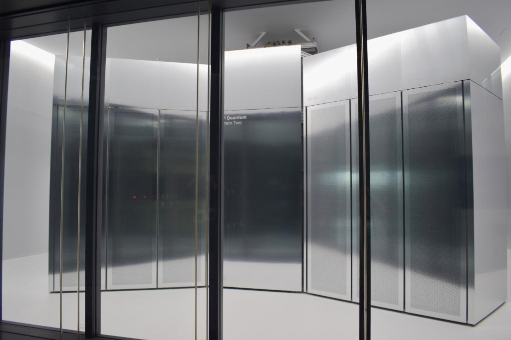 理研と日本ＩＢＭがＲ—ＣＣＳに設置した量子コンピューター「ＩＢＭクアンタム・システム・ツー」