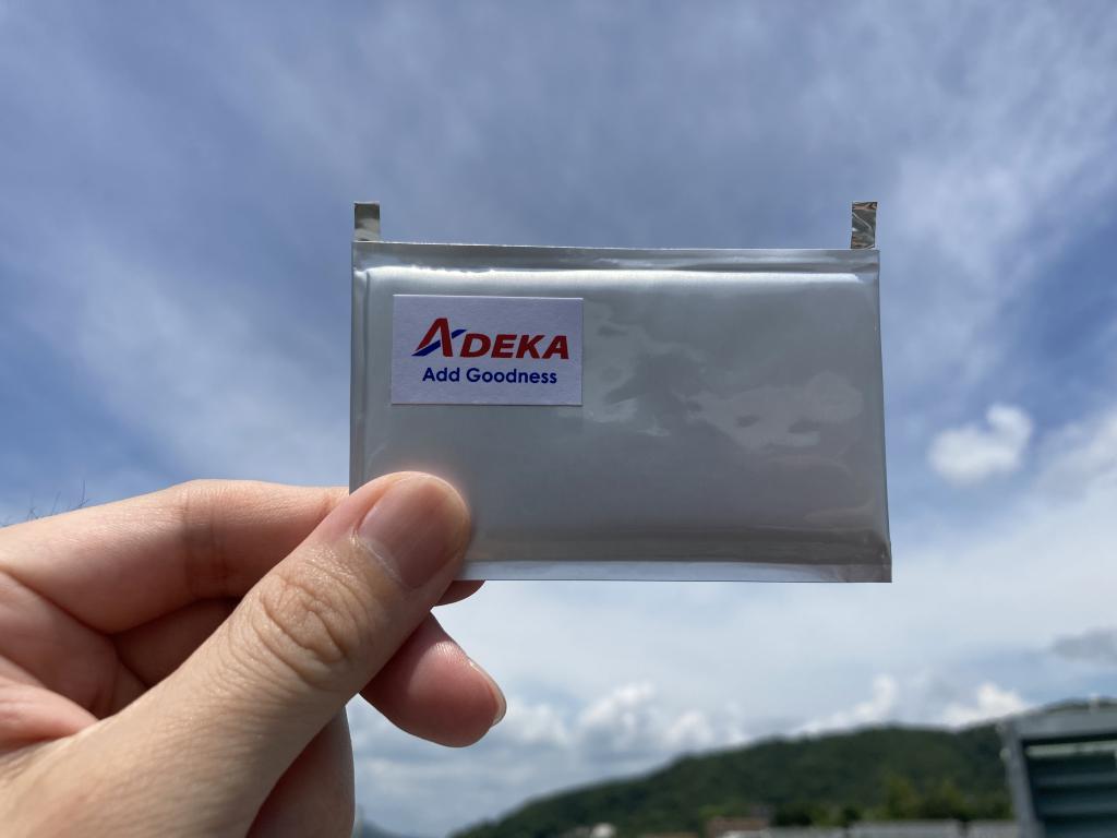 ＡＤＥＫＡのＳＰＡＮを用いた二次電池。軽量で、飛行体分野への応用が期待される（ＡＤＥＫＡ提供）