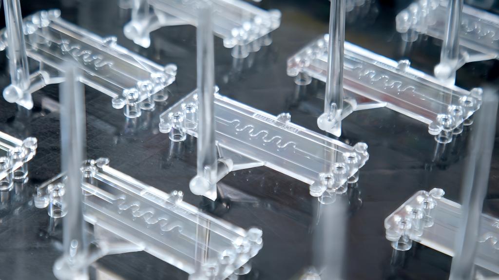 マイクロ流路を設けたワークの射出成形を実演する