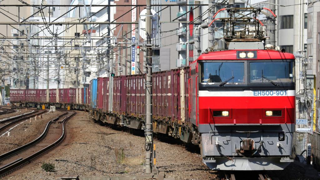 モーダルシフトの推進に貢献する「ＥＨ５００形電気機関車」（ＪＲ貨物提供）