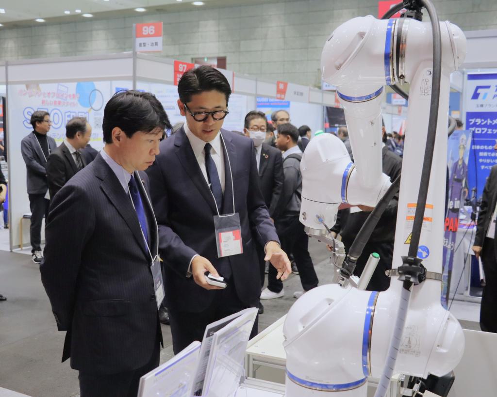 ＯＴＥＸ２０２４の開場から。説明を聞く伊原木隆太岡山県知事（手前左）