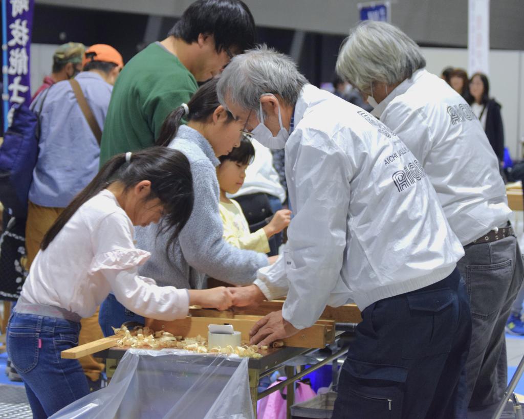 体験コーナーは子どもたちにも人気が高い