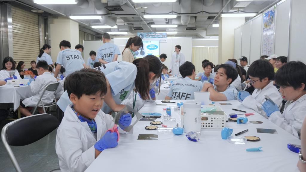 <strong>「夏休み子ども化学実験ショー２０２５」が開催された</strong>（日本化学工業協会提供）