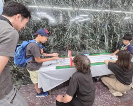 <strong>親子で楽しめる「みらいの素材コーナー」</strong>（日本化学工業協会提供）