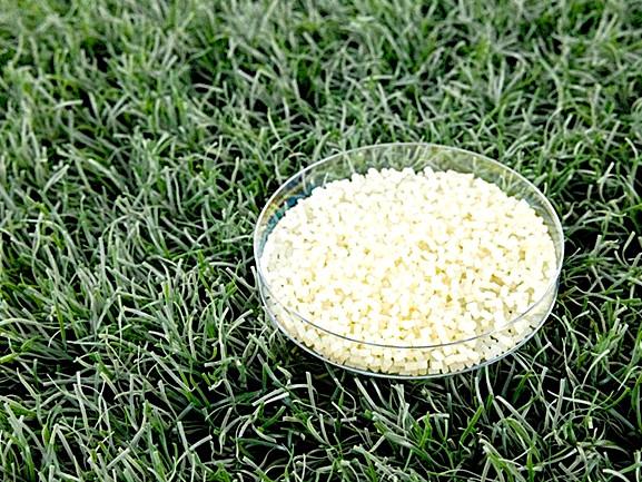 <strong>カネカ生分解性バイオポリマー製人工芝と充填材</strong>（ミズノ提供）