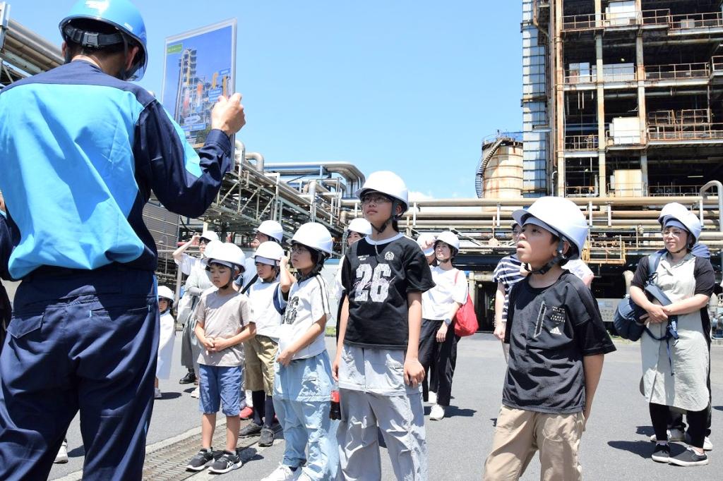 <strong>夏休みの小学生にＫＰＲプラントを紹介</strong>（レゾナック川崎事業所）