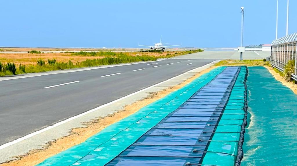 空港制限区域内緑地帯へ設置されたペロブスカイト太陽電池