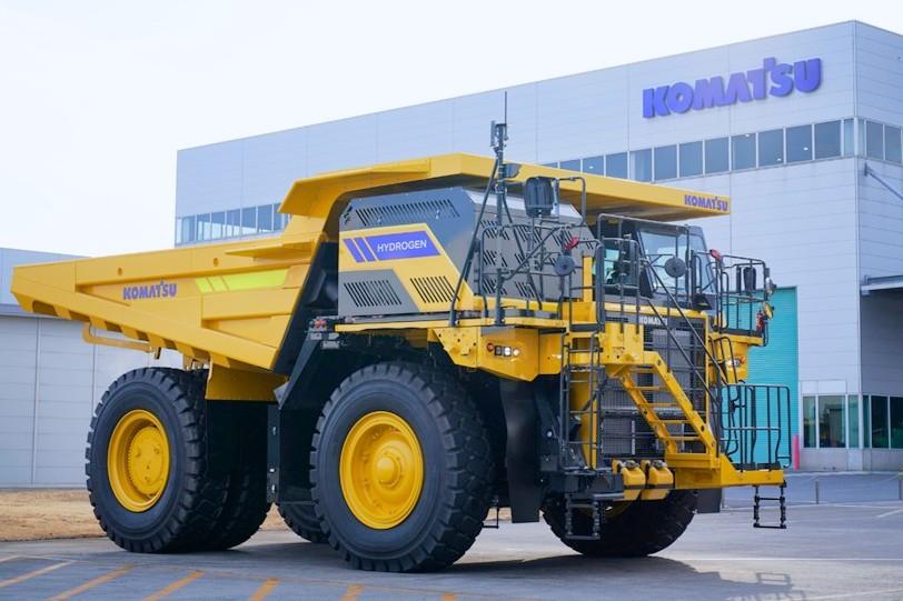 <strong>水素専焼エンジンを搭載した大型ダンプトラックのコンセプトマシン</strong>（コマツ）